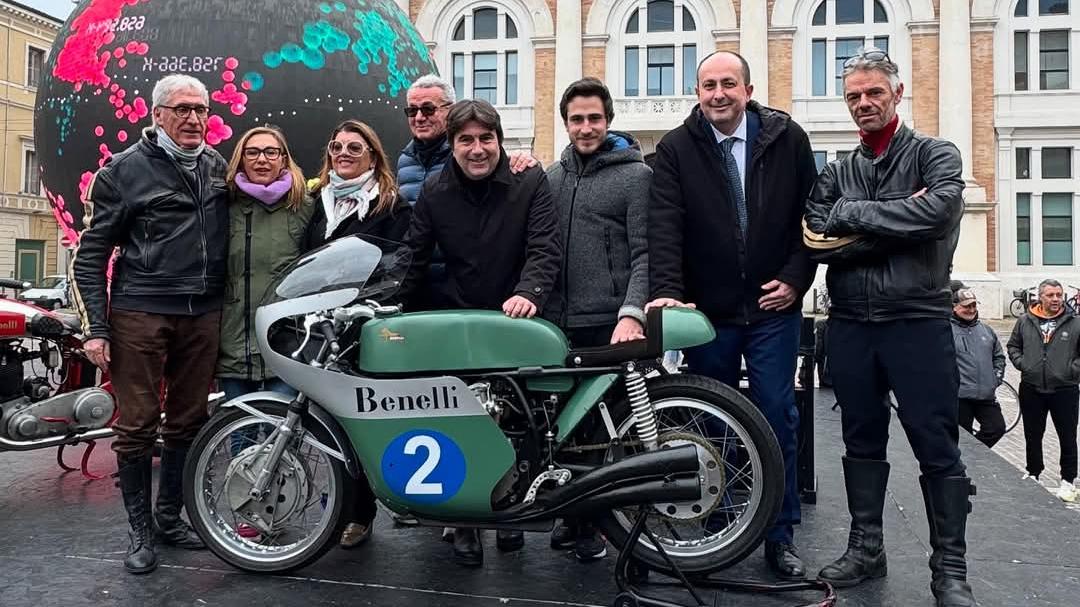 Le moto anteguerra Benelli e la musica di Rossini: concerto lirico in piazza a Pesaro