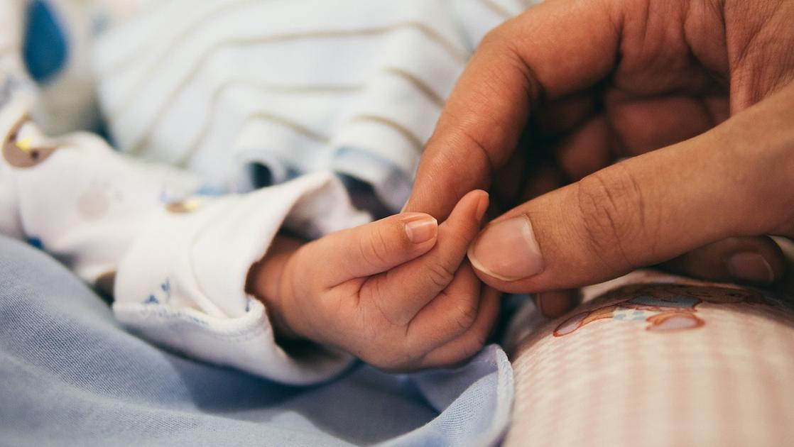 Bimba di 18 mesi colpita da malore in culla nel Trevigiano: è morta in ospedale. Aperta l’inchiesta