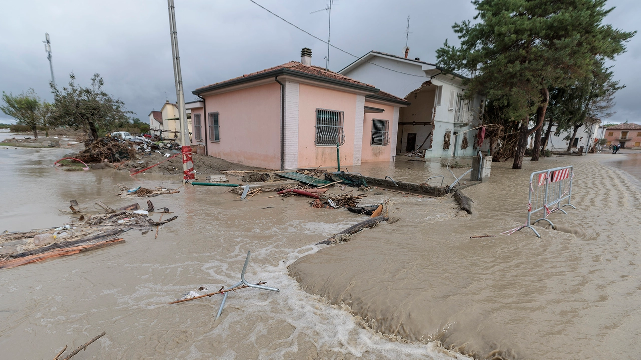 Il fiume Lamone ha tracimato dal cantiere di ricostruzione dell'argine allagando la zona di Traversara