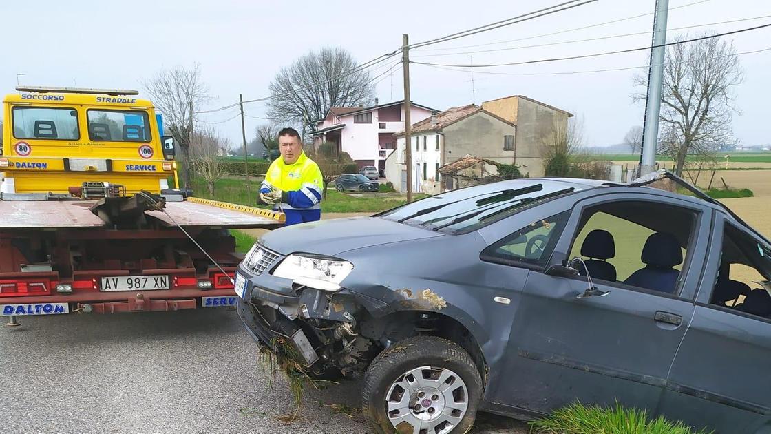 Sbanda con l’automobile e finisce dentro l’argine. Giovane in ospedale