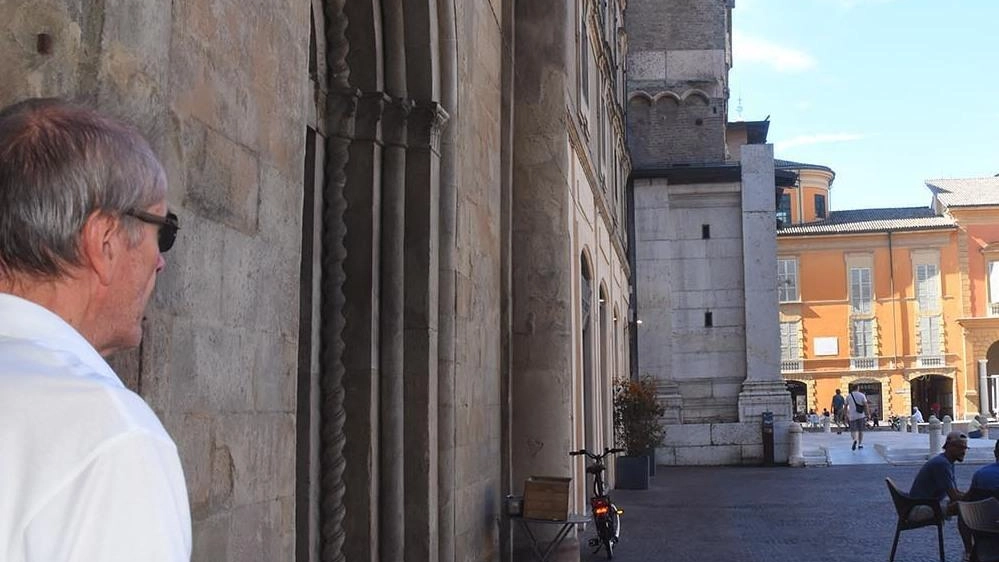 Nel cuore di una piazza storica si trovano testimonianze antiche: la colonna sinistra del Battistero, la finestrella delle prigioni ecclesiastiche e il municipio. Un viaggio nel passato che rivela curiosità e tradizioni.