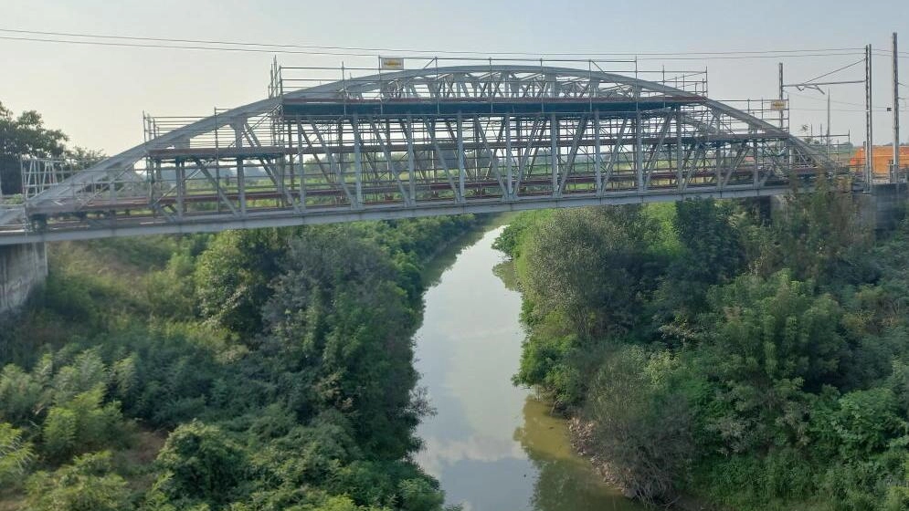 Il ponte sul torrente Crostolo tra Gualtieri e Guastalla viene sollevato per consentire il passaggio dei cavi della linea elettrificata della ferrovia Parma-Suzzara. I lavori in corso hanno temporaneamente interrotto il servizio ferroviario, sostituito da autobus.