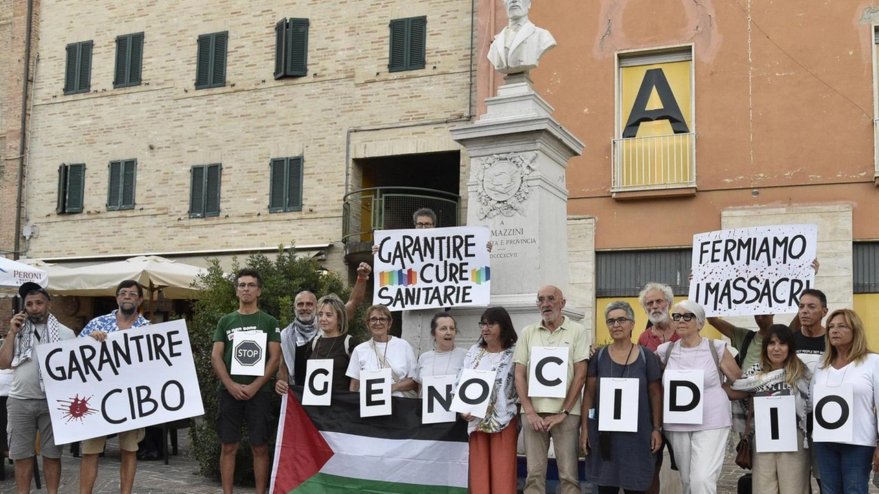 Manifestazione ieri sera in piazza Mazzini per fermare il genocidio in Medio Oriente. Casa del Popolo 10F chiede pace in Palestina. Tensioni tra manifestanti e uomo pro-Israele, sedate dalla polizia.