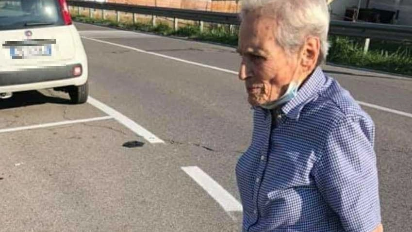 Giuseppina Molinari mentre passeggia e in lontananza la sua panda