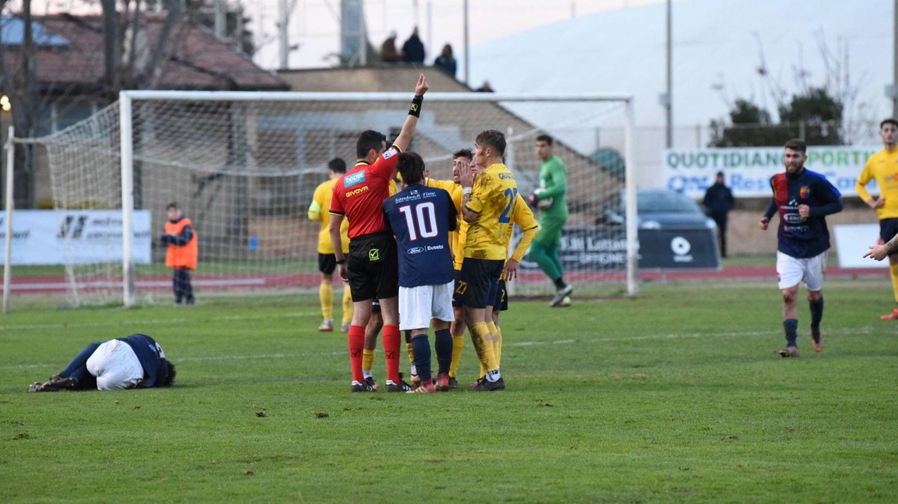 Partita bloccata, specie nel primo tempo. Poche emozioni davanti a 1.500 tifosi. I rossoblù ci provano dopo il rosso a Marucci, poi anche Bevilacqua si fa espellere.