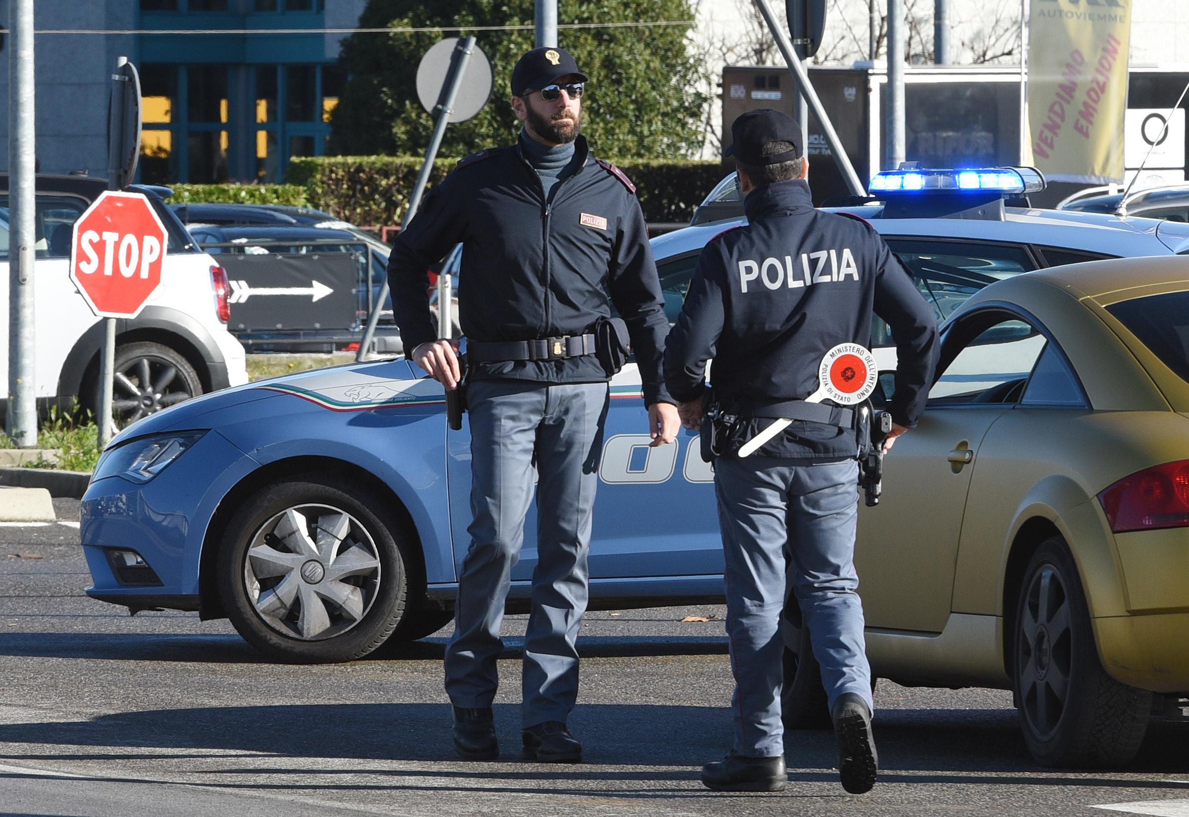 Ragazza abusata per strada: molestata alla fermata del bus