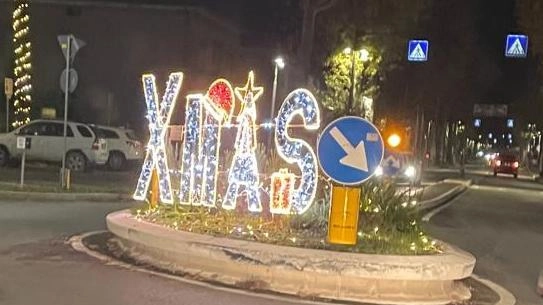 Verucchio: la sindaca conferma la decisione, le luminarie con la scritta Xmas non verrà rimessa