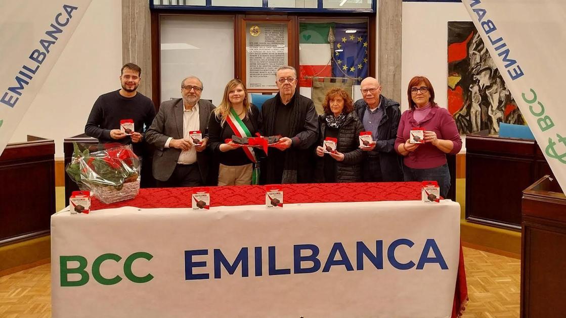 Emilbanca aiuta chi è solo. Donati dispositivi salvavita