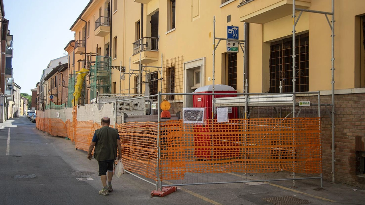 Un cantiere su una palazzina destinata a ospitare alloggi popolari