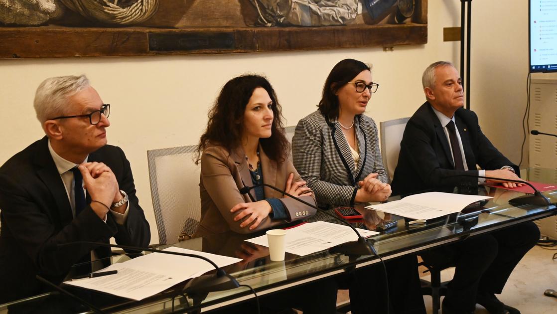 https://www.ilrestodelcarlino.it/image-service/view/acePublic/alias/contentid/OTJiZTBiODUtYTFhYS00/1/la-conferenza-stampa-per-illustrare-il-bando-per-gli-aiuti-alle-attivita-commerciali-in-bolognina-foto-schicchi.jpeg?f=16:9&w=1200&h=630