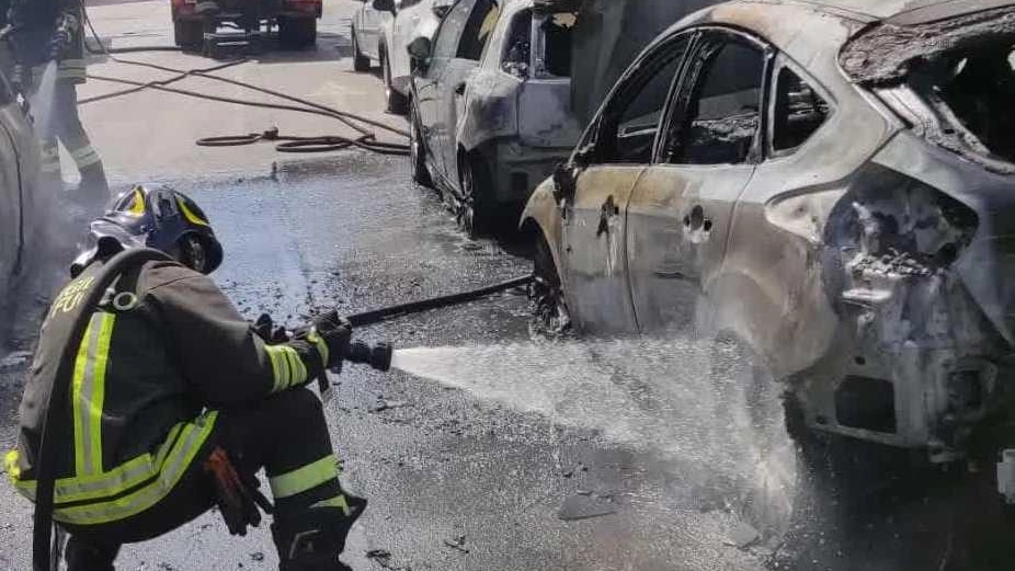 I vigili del fuoco sono intervenuti per spegnere l’incendio (foto di repertorio)