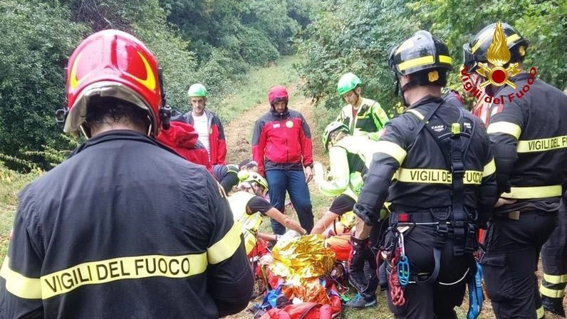 Malore mentre fa la legna nel bosco e un vigile del fuoco ferito in quad