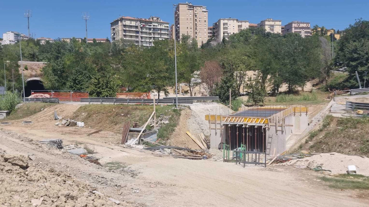 Il cantiere per il sottopasso che collega il parco di Fontescodella al palas: i lavori hanno imposto la chiusura della galleria