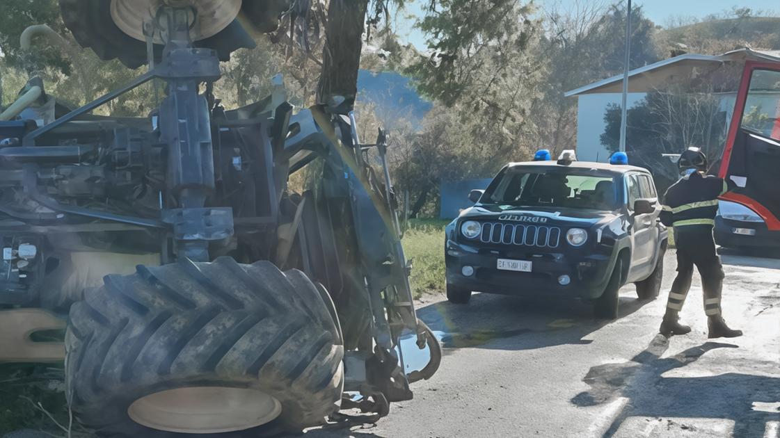 Auto contro mezzo agricolo. Poi investono il carabiniere che stava facendo i rilievi