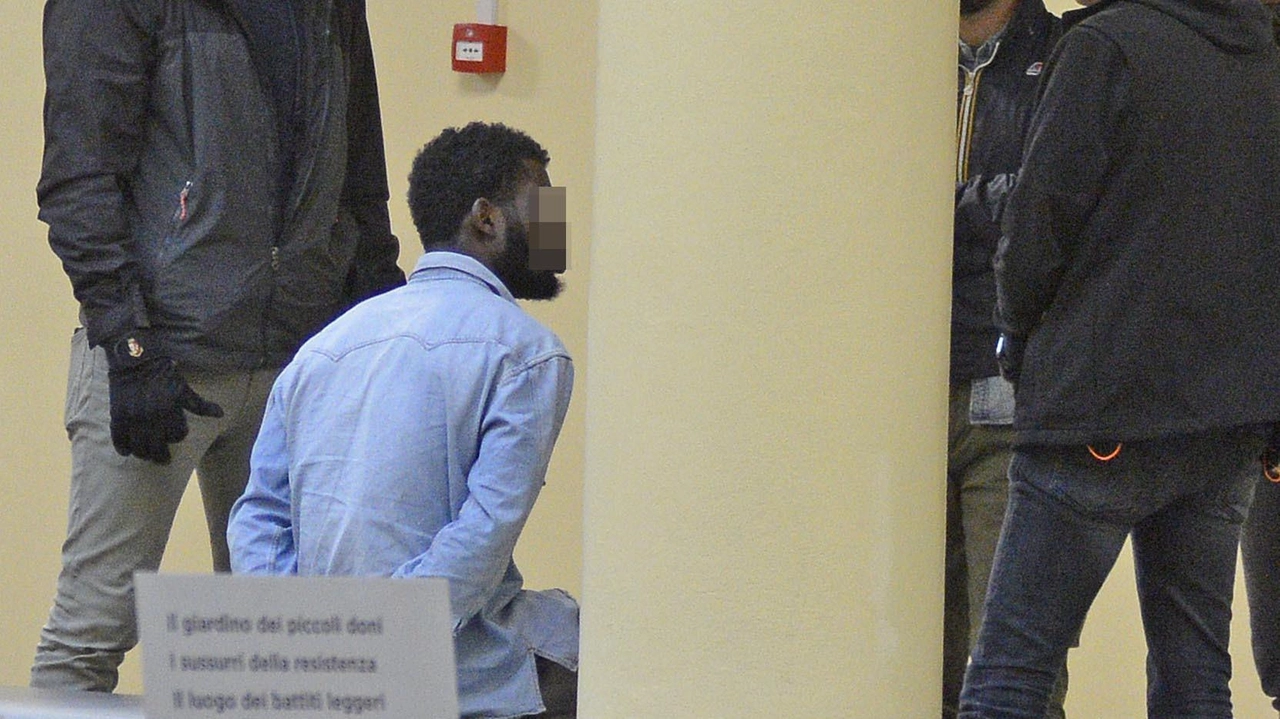 «Giaga Giaga», questo il soprannome del nigeriano di 35 anni, circondato ieri in tribunale dai poliziotti durante la convalida in tribunale a Pesaro. Poco prima che il giudice lo rimettesse in libertà