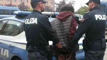 Per sfuggire ai controlli feriscono gravemente un poliziotto, denunciati