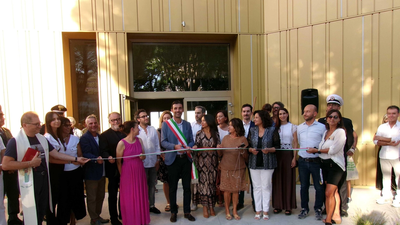 Il taglio del nastro del nuovo Palazzo del Turismo Arcobaleno a San Mauro Mare