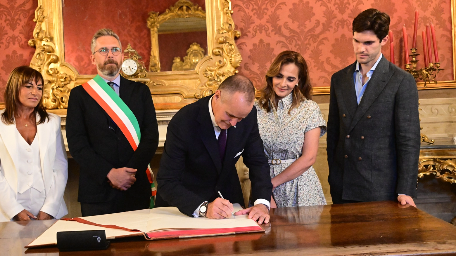 Joey Saputo mentre firma il libro d'onore (Foto Schicchi)