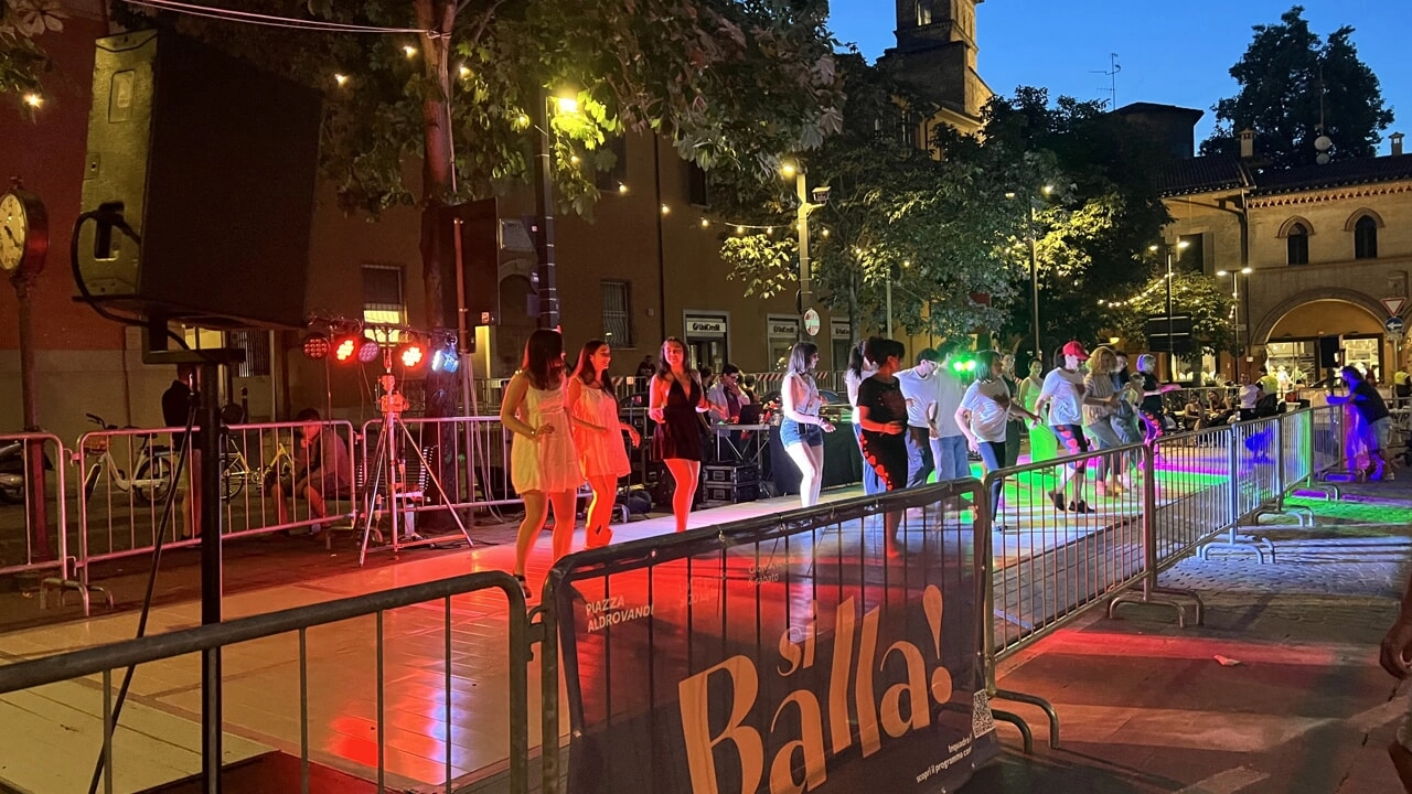 La pista da ballo montata in piazza Aldrovandi per ’Si balla!’. Sotto Emily Clancy