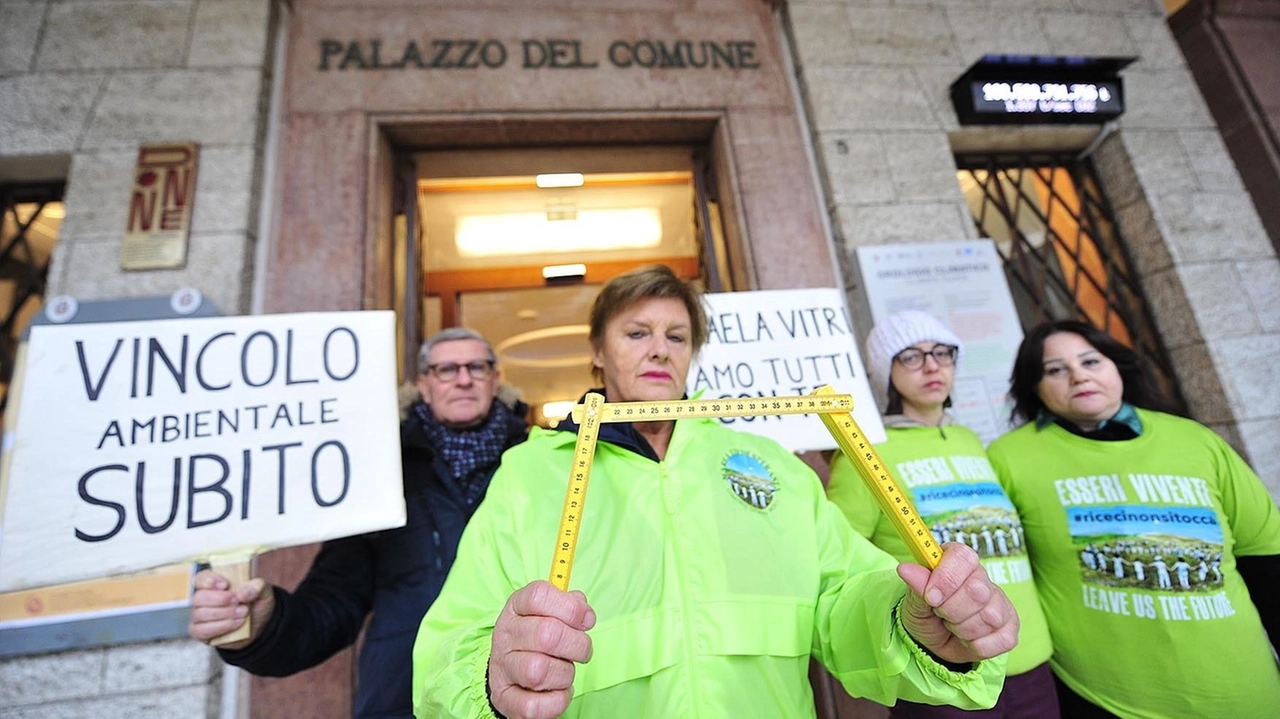 L’assemblea dei sindaci si è svolta ieri mattina dalle 11 mentre nel loggiato del Comune andava in scena la protesta pro-Riceci