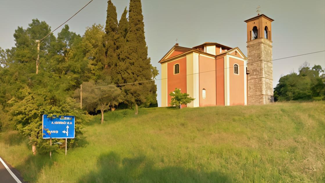 Sparite le grondaie della chiesa di Regnano