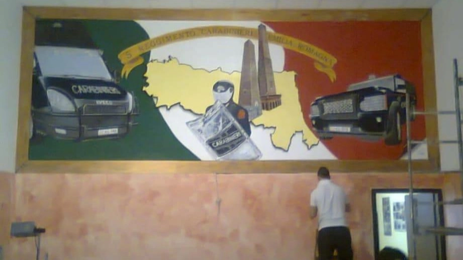 William Chirivì all’opera al Reggimento, dove ha realizzato diversi murales