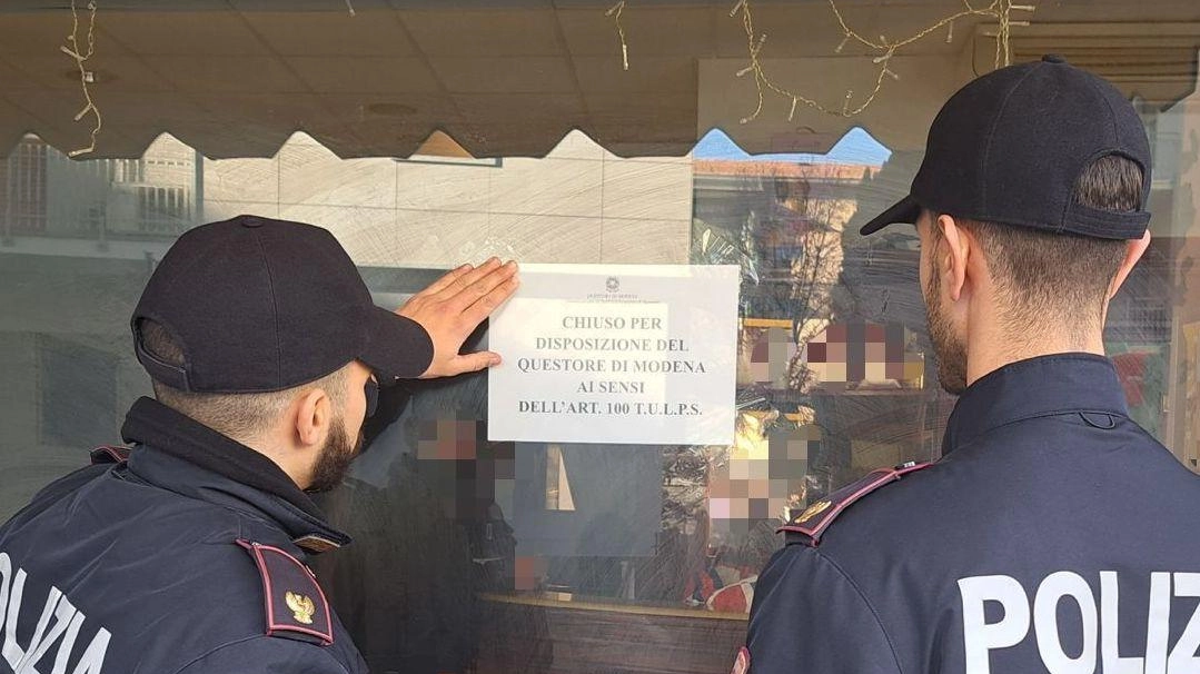 Quindici giorni di chiusura per un bar situato a ridosso del centro storico sassolese. Gli agenti del Commissariato cittadino hanno...