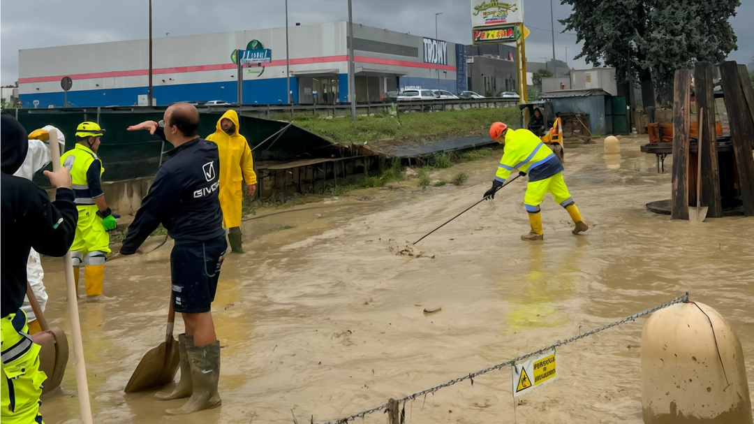 Frana la strada tra Ancona e Osimo. E si continua a spalare nel fango