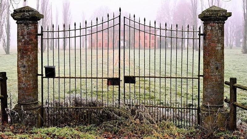 I pilastri dei cancelli a guardia del nulla