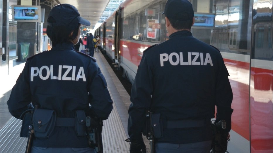 Bologna, la polizia ferroviaria sventa una tentata rapina a bordo di un treno regionale (foto d'archivio)