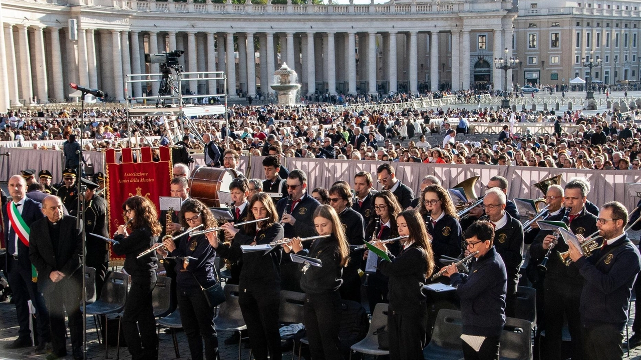 La banda musicale Giuseppe Verdi di Morrovalle ha emozionato suonando per Papa Francesco in Vaticano, portando doni e ricevendo riconoscimenti per la loro lunga storia.