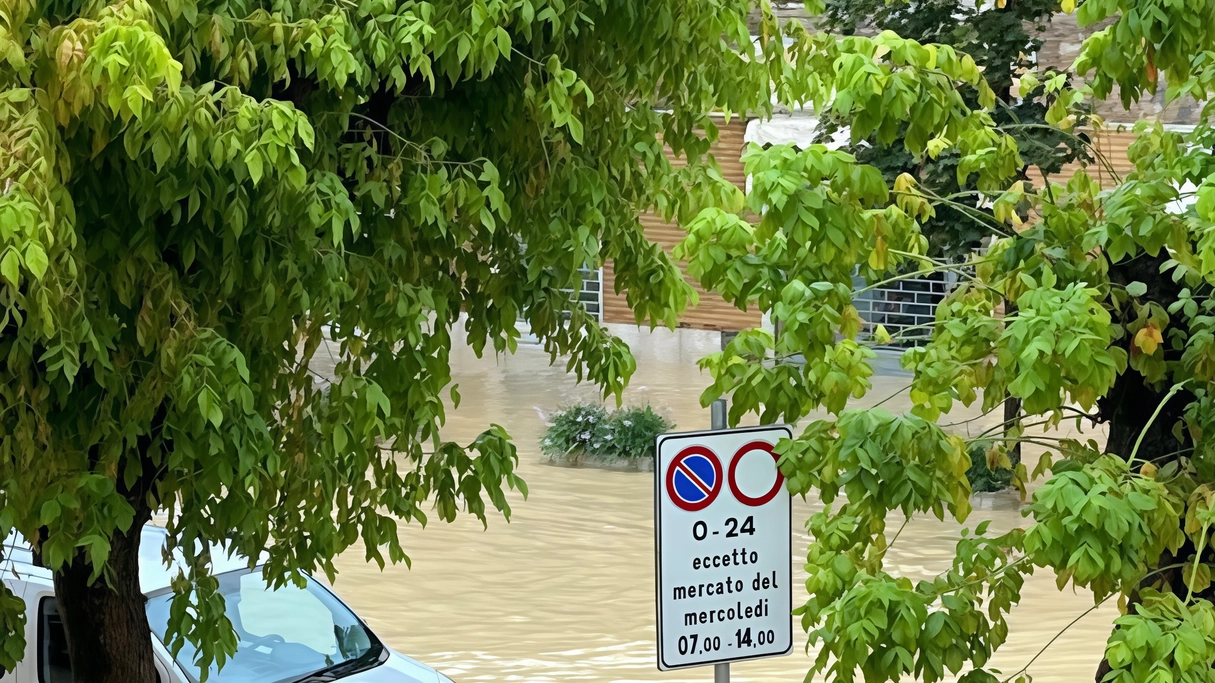 I fossi dopo l’alluvione. Castelferretti si riunisce