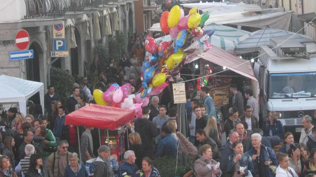 A San Mauro Pascoli si prepara la 41a Fiera di San Crispino, patrono dei calzolai, con eventi culturali, gastronomici e religiosi. Si celebra la vita dei santi Crispino e Crispiniano, martiri e calzolai, esempi di fede e carità.