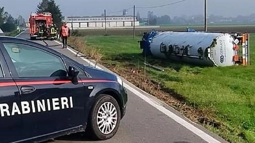 Autocisterna piena di carburante sbanda e si ribalta