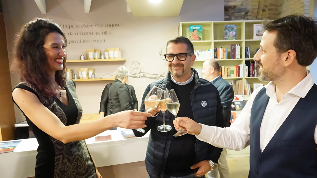 Taglio del nastro col sindaco, Marco Moroder racconta il locale tra buon cibo, libri e iniziative