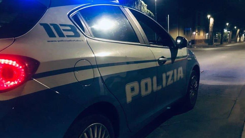 Controlli delle Volanti in via Paradisi, trovati con hashish, cacciavite e coltello: denunciati un 18enne e un 47enne già noti