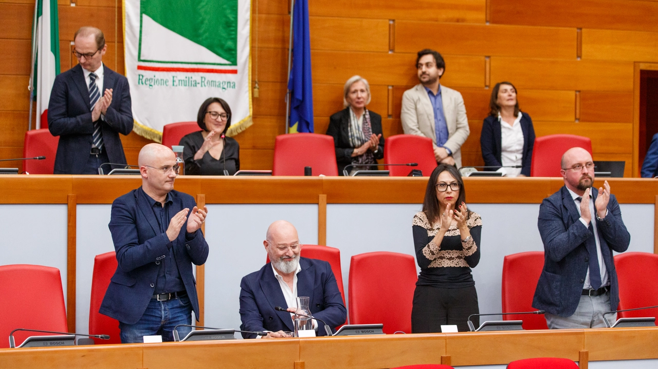 L'applauso di commiato dell'assemblea legislativa dell'Emilia Romagna per Stefano Bonaccini (foto Schicchi)