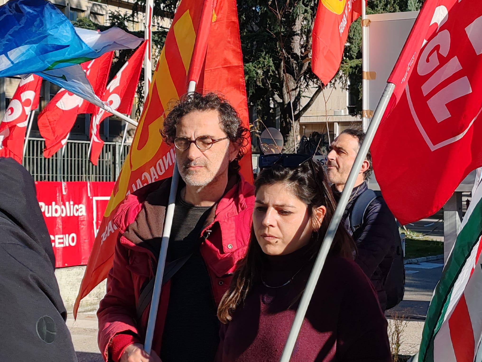 Aumenti, fumata nera. Scatta il presidio davanti al Mazzoni: “Basta prese in giro”