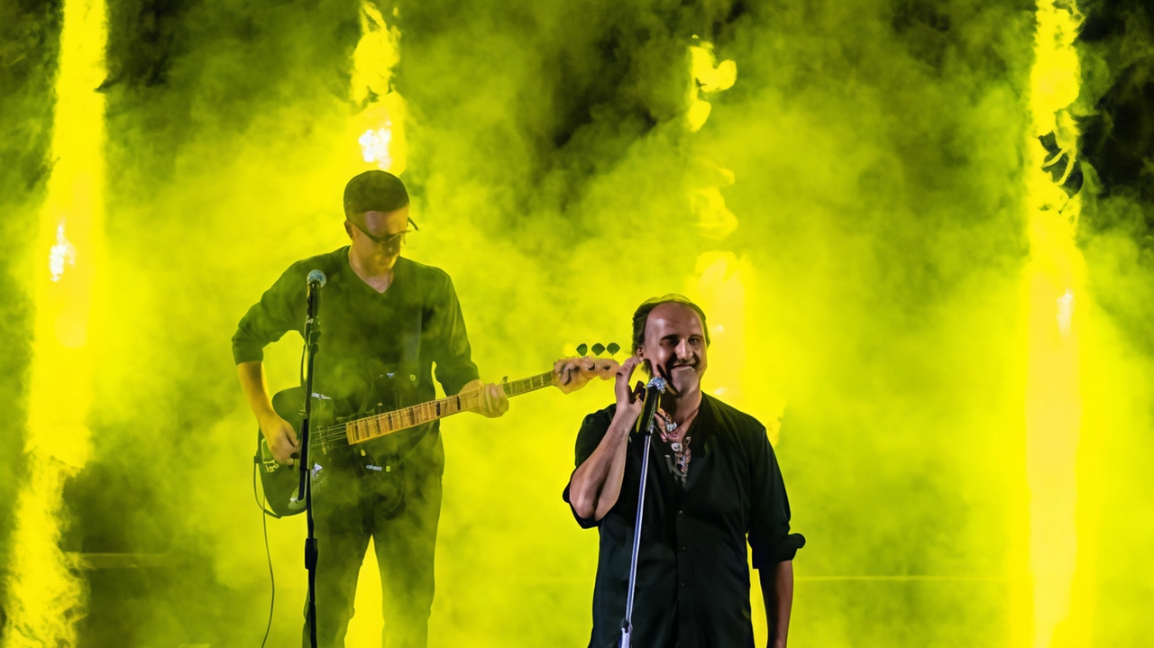 La Pro loco organizza stasera a piazza Giampaoli un evento con musica di Lucio Dalla e prodotti locali. Tributo con la band toscana 'L’impresa eccezionale', degustazioni e lotteria.