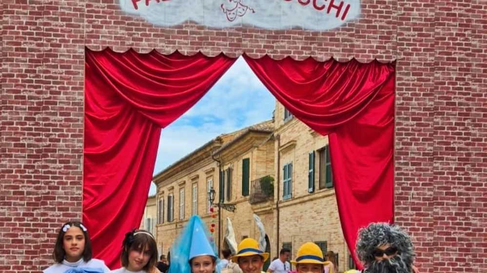 Il "Paese dei Balocchi" a Mogliano ha attirato un grande pubblico con teatro di burattini, giochi e spettacoli. La presenza di personaggi famosi e dolci note ha reso l'evento un successo per la Pro Loco e il Comune.