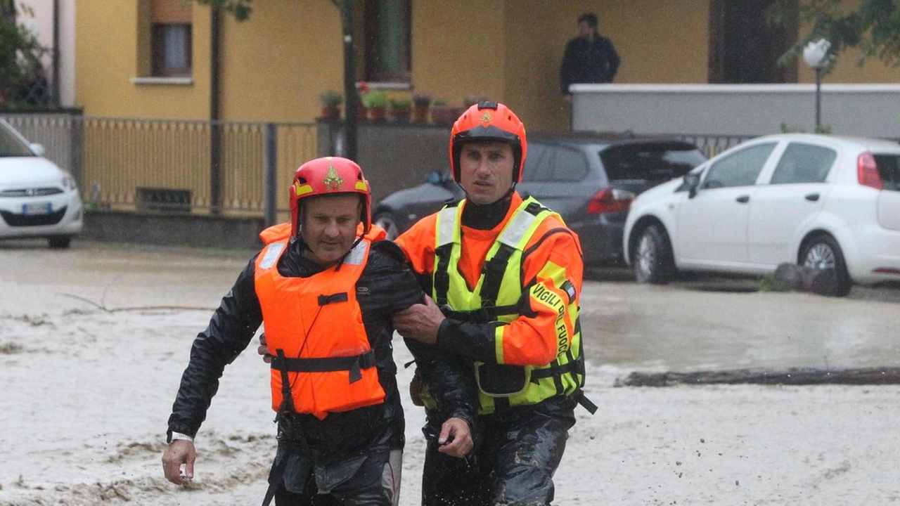 I primi soccorsi dopo l’alluvione del maggio 2023. Il Comune ha elaborato un piano di intervento per la messa di sicurezza idraulica nei due quartieri Oltresavio e Centro Urbano