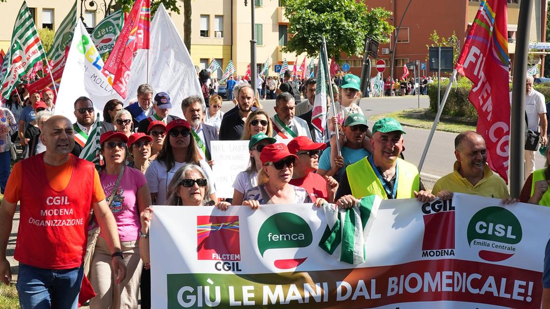 Crisi Bellco, in duemila scendono in strada: "L’azienda è casa nostra, non abbandonateci"