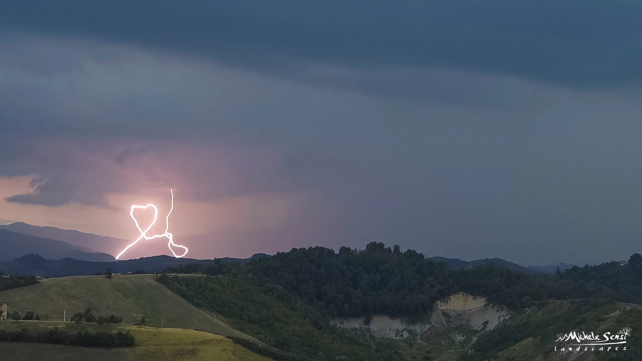 La splendida fotografia del fulmine a forma di cuore scattata da Michele Sensi (che osserva l'orizzonte)