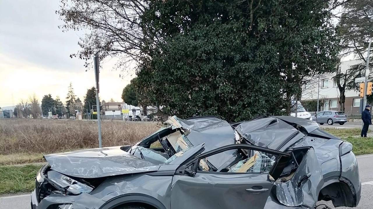 L’incidente in zona industriale, un uomo di 66 anni estratto dalle lamiere e trasportato al Maggiore. Più lievi i traumi dell’altro conducente