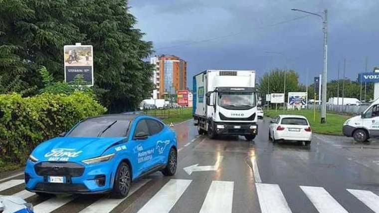 Pedone investito in via Ercolani a Imola, un uomo di 46 anni non lo ha visto mentre attraversava sulle strisce. Il pedone, 53enne, è stato portato in ospedale in codice di media gravità. La polizia locale è intervenuta. Ultimi incidenti: una donna ferita in via della Cooperazione, un motociclista trasportato in elicottero a Bologna e un trattorista ribaltato a Imola.