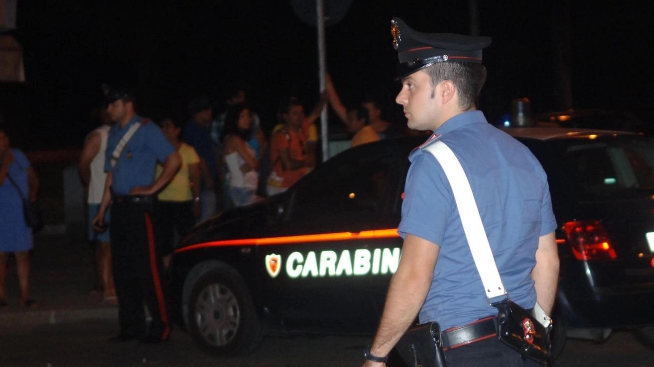 Carabinieri riportano la calma al bar. Ma un cliente ubriaco picchia i militari