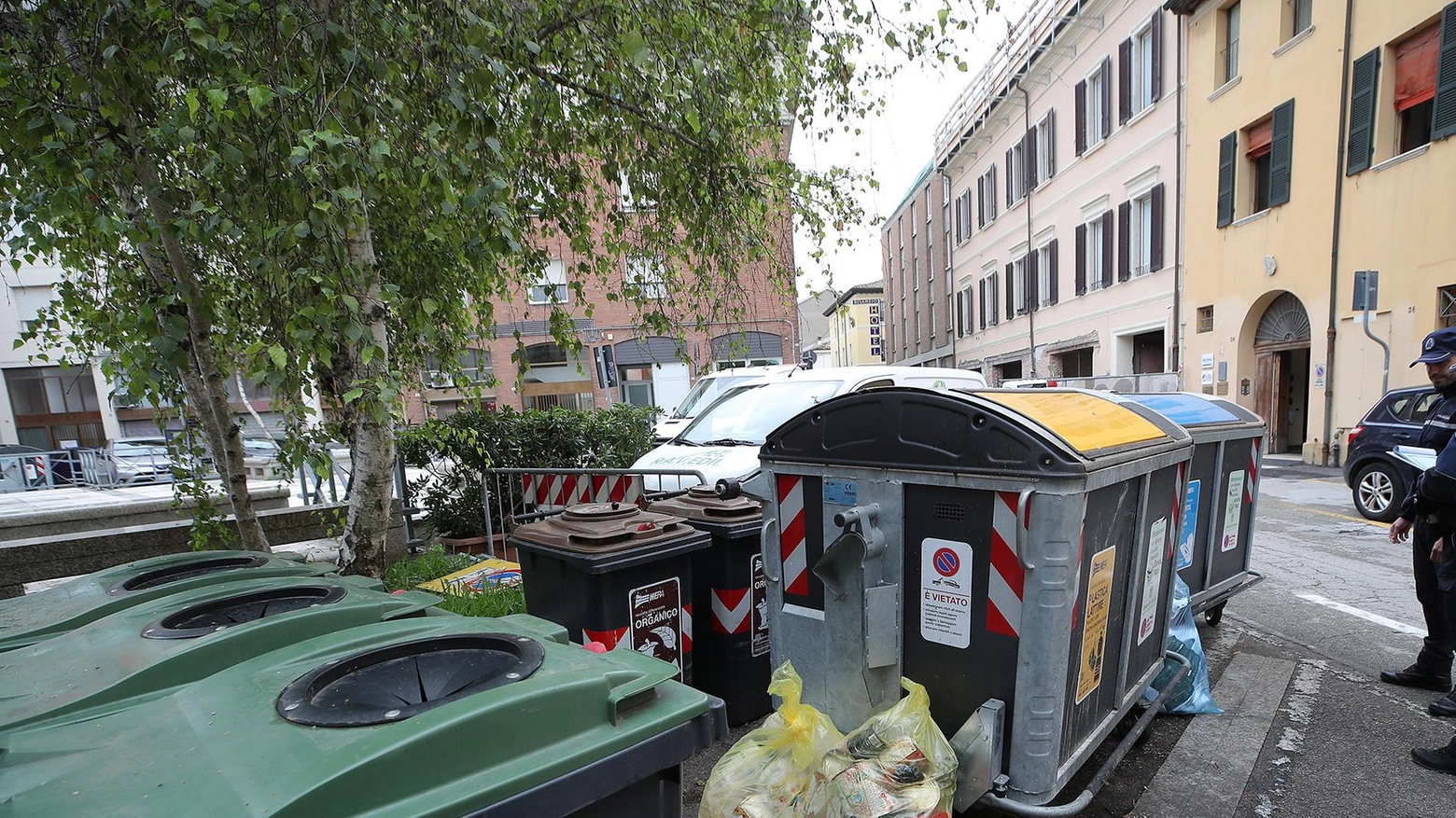 "Spazzini di Ravenna sfiniti. Rifiuti, abbandoni in strada cresciuti in modo esponenziale"