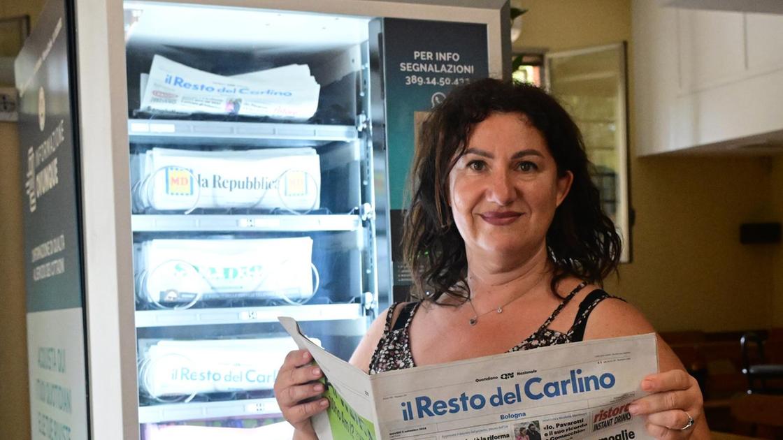 L’informazione del futuro. Un distributore di giornali nel bar ’Lippo’ a Calderara