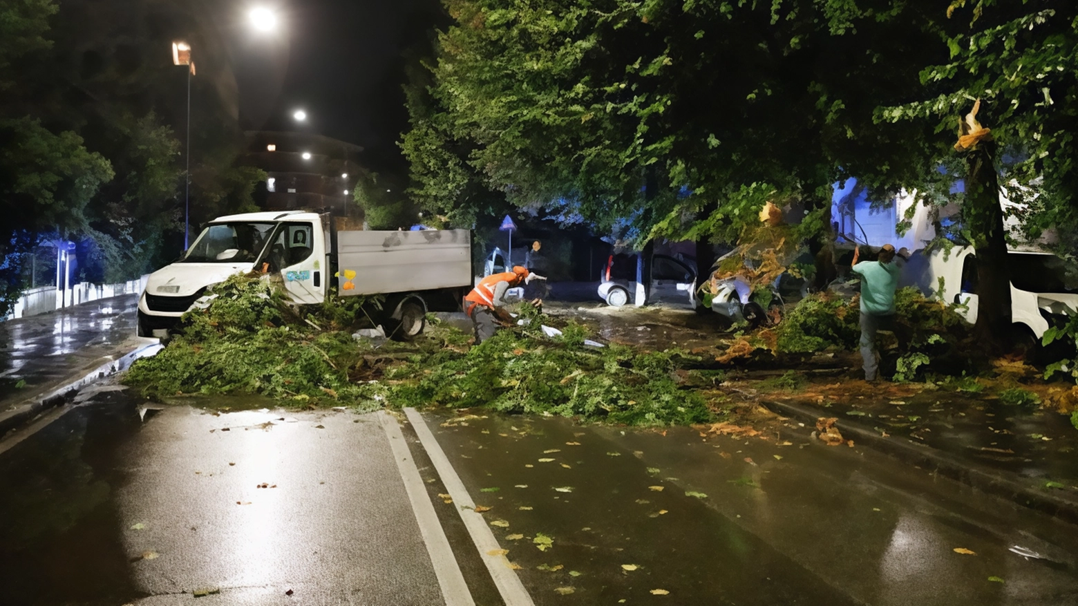 Nubifragio e paura. Case e sottopassi allagati. L’aeroporto va in tilt. Tangenziale sott’acqua