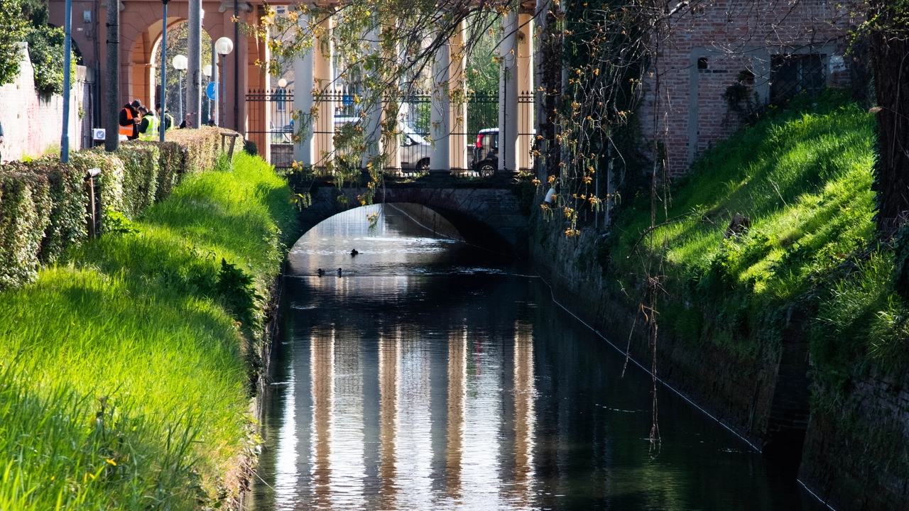 Il Canale di Reno visto dal Ponte della Certosa, dietro l'antistadio